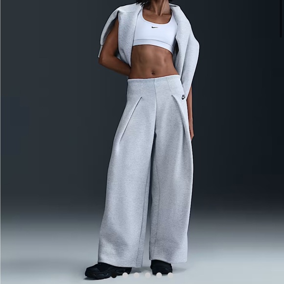 Nike Sportswear Tech Fleece
Women's High-Waisted Pleated Pants - Picture 1 of 2